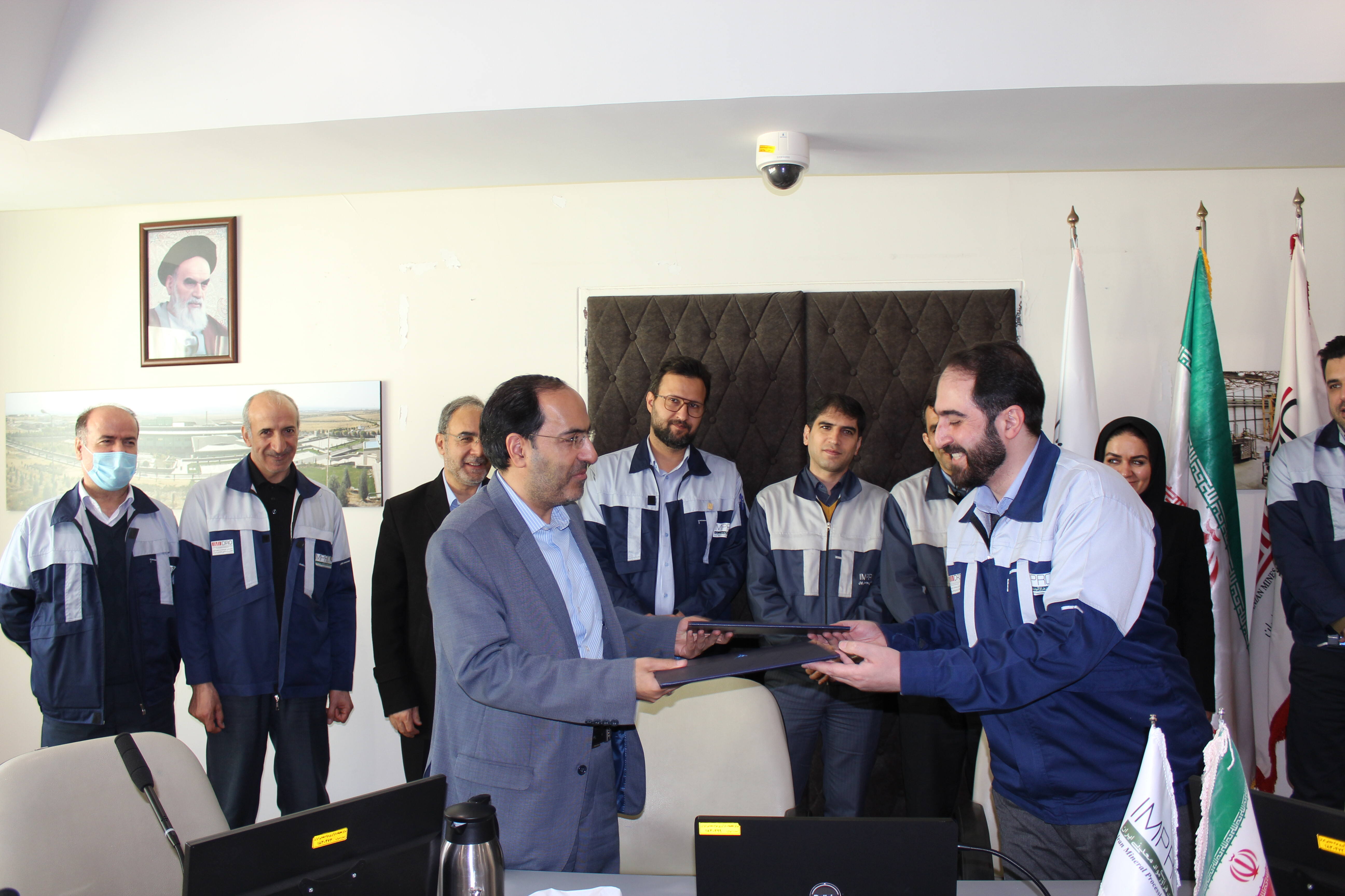 مرکز تحقیقات فرآوری مواد معدنی ایران  برای فرآوری طلا از باطله معدن زرشوران ابراز آمادگی کرد